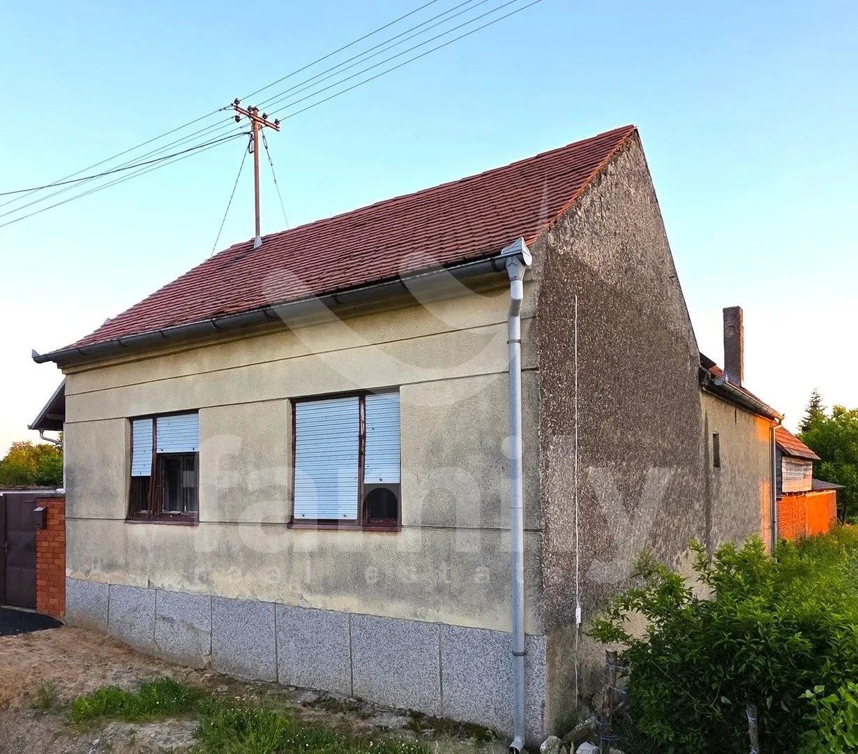 prodaja kuće s pomoćnim objektima te dva jutra zemlje u lađevcu - slika 1