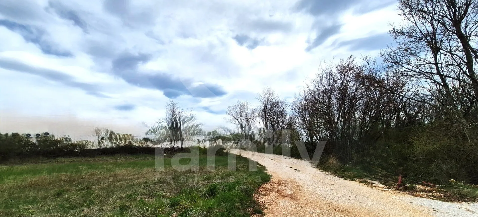 prodaja građevinskog zemljišta na mirnoj lokaciji - slika 11