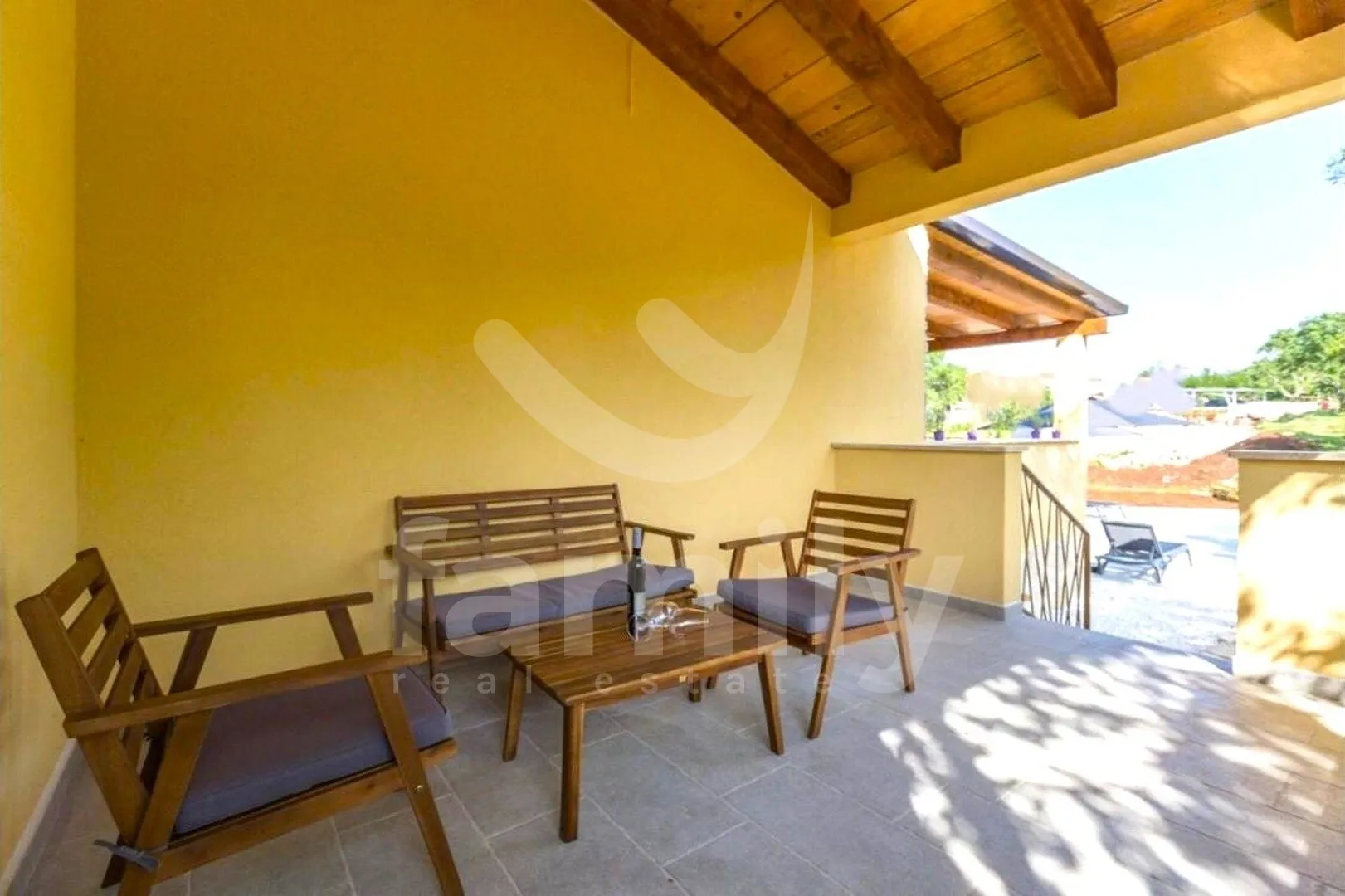 prodaja predivne kuće sa bazenom okružena prirodom i zelenilom - slika 11