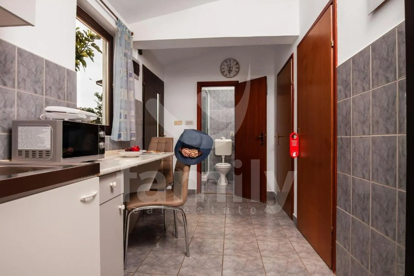 višestambena kuća sa dva poslovna prostora i apartmanima - slika 4