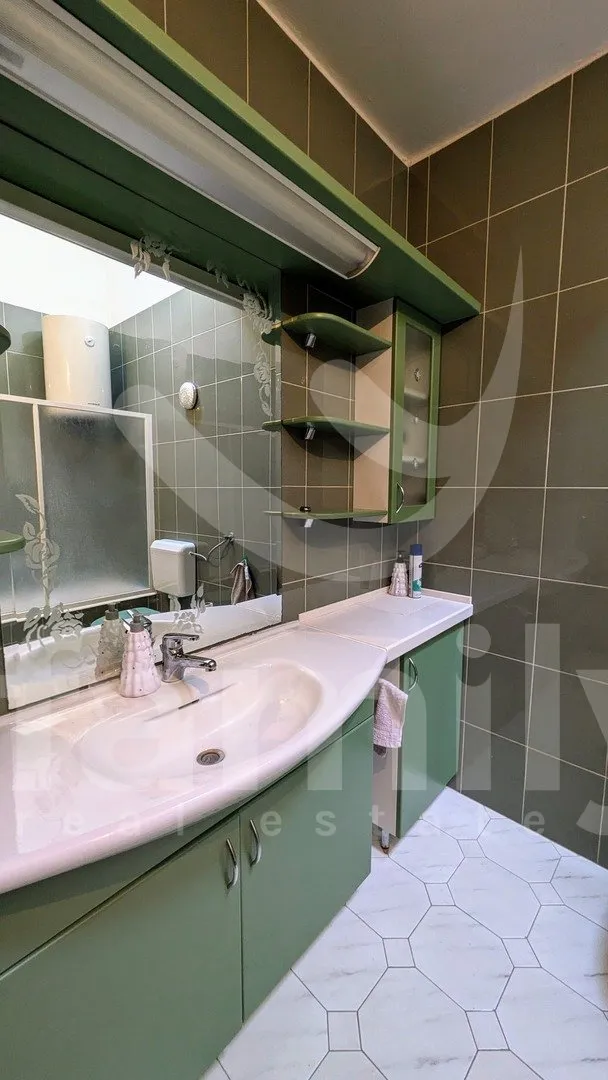 prodaja predivna kuća sa više apartmana i građevinskim zemljištem - slika 12