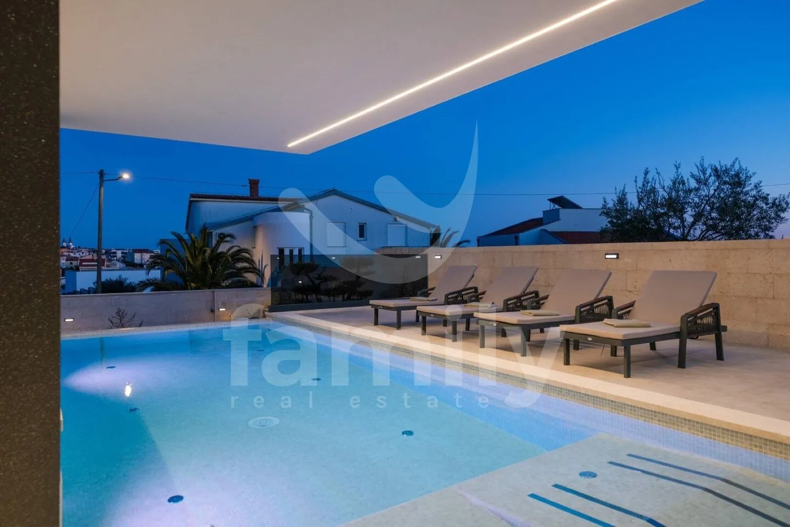 prestižna villa sa panoramskim pogledom na more - slika 15