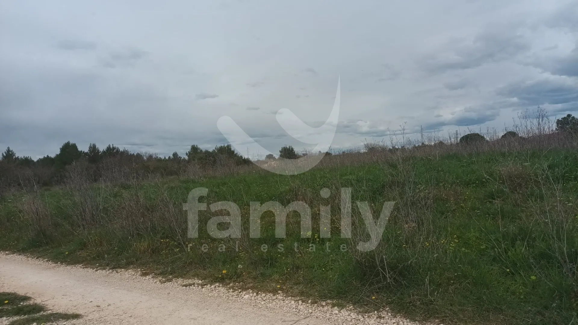 prodaja prostranog zemljišta tik uz urbanizirano - slika 2