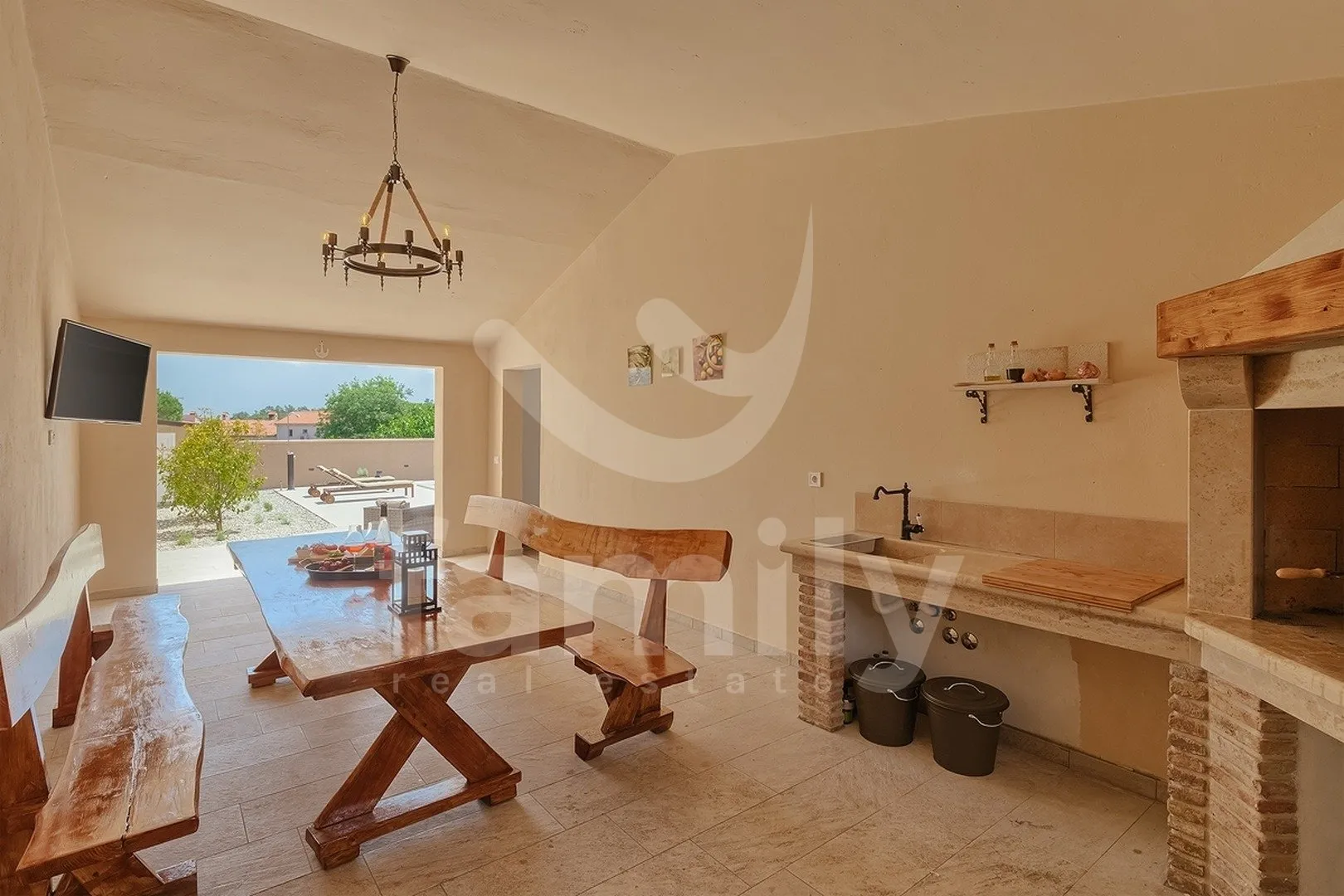 vila sa konobom i bazenom blizu plaže i grada - slika 26