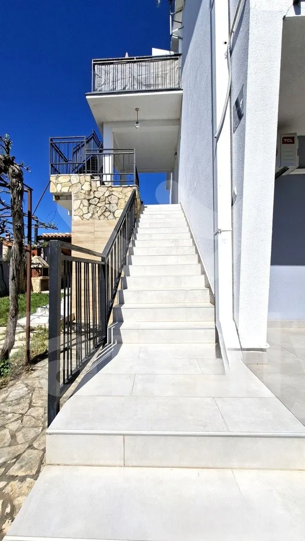 u prodaji prostrana kuća sa tri stambene jedinice u medulinu - slika 6