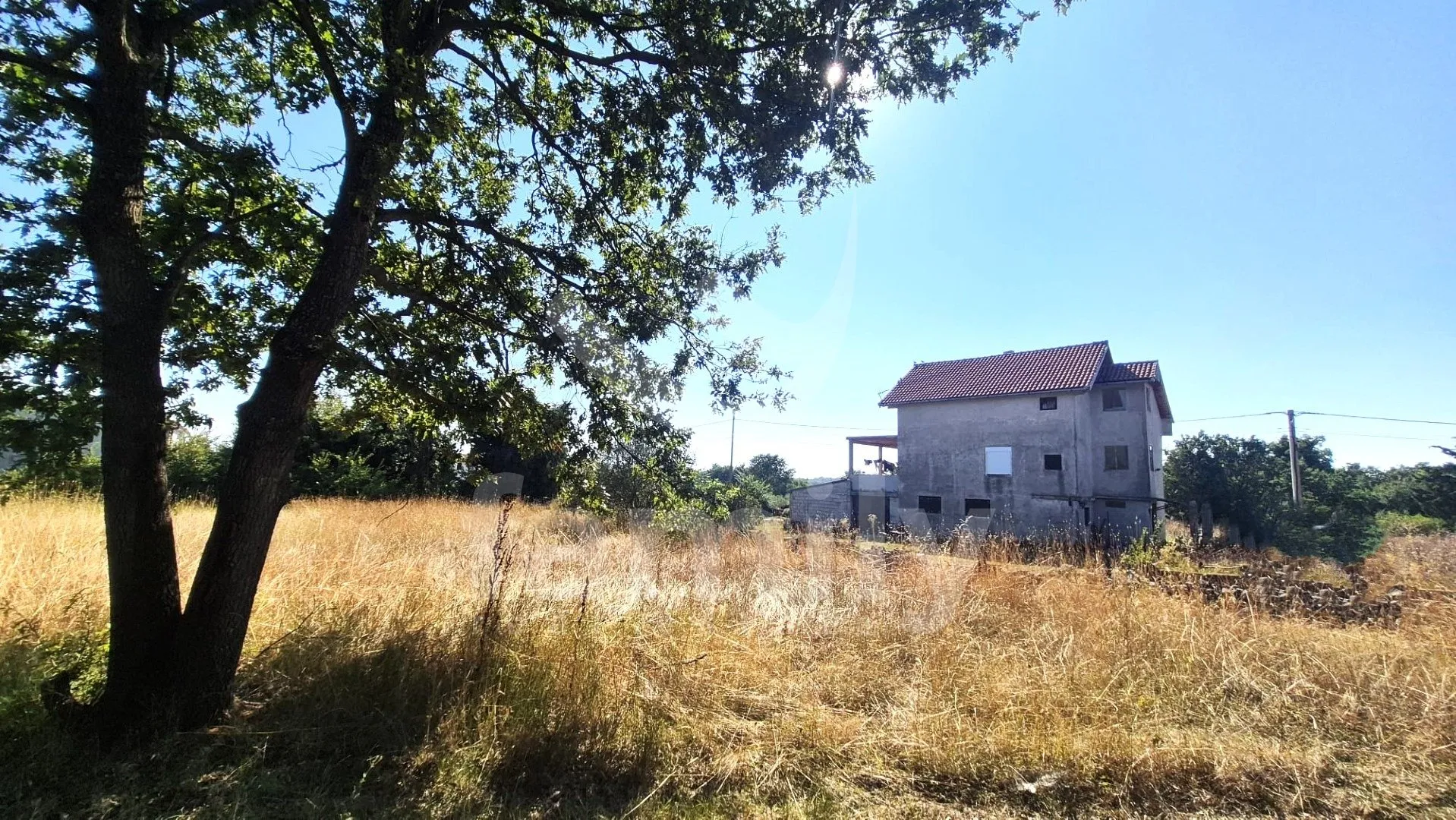 prodaje se prostrano zemljište sa kućom na mirnoj lokaciji - slika 2