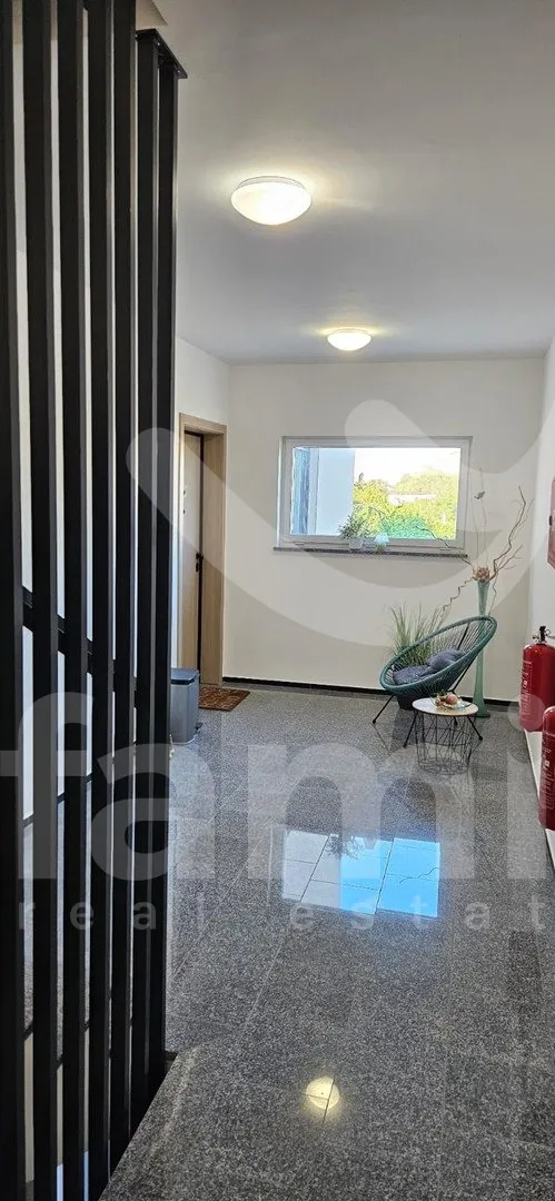 stan u novogradnji s bazenom, vrtom i garažom - slika 7