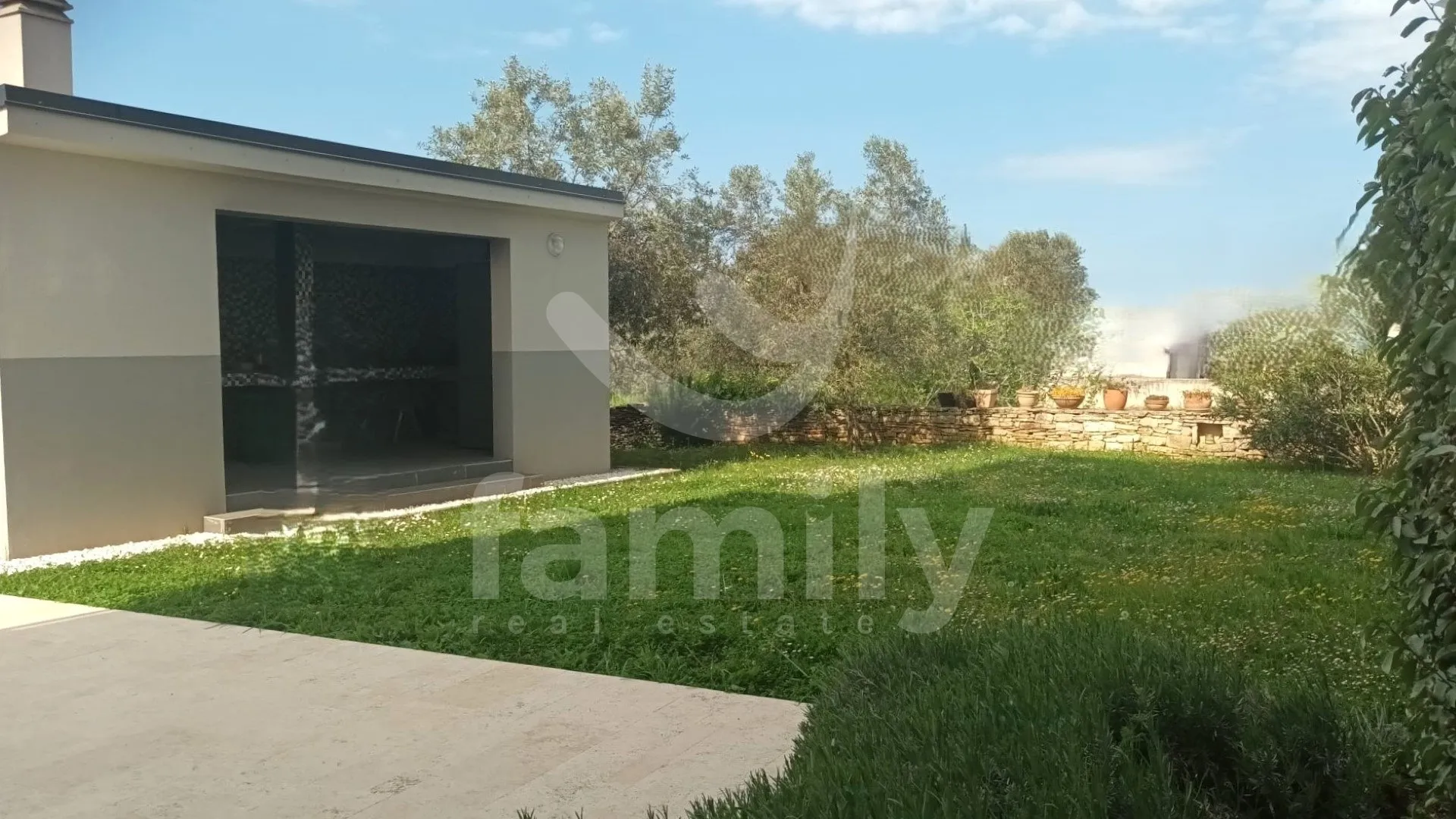 trosoban stan s vrtom, terasom i mediteranskim šarmom - slika 10