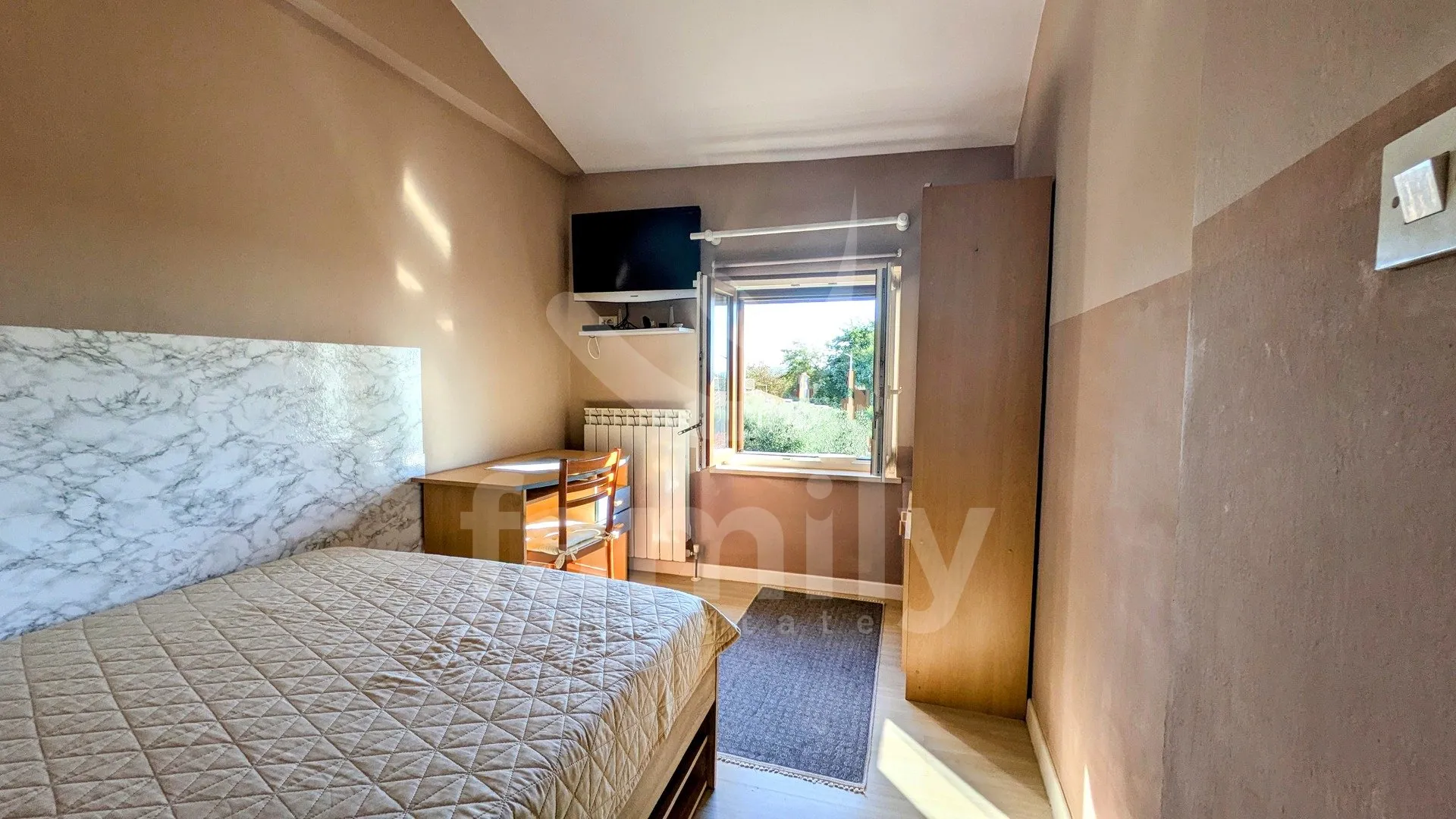 prodaja predivna kuća sa više apartmana i građevinskim zemljištem - slika 9