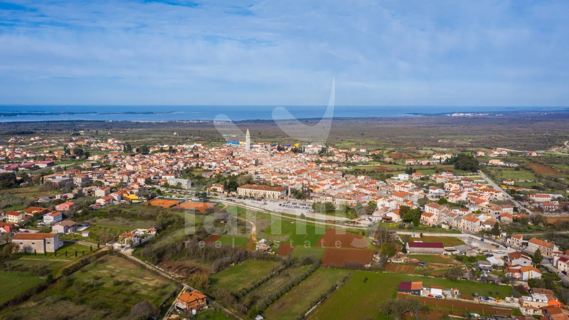 ZEMLJIŠTE POZAMAŠNE POVRŠINE 35 500 m2 ZA INVESTICIJU TURISTIČKE NAMJENE - Galižana, Vodnjan