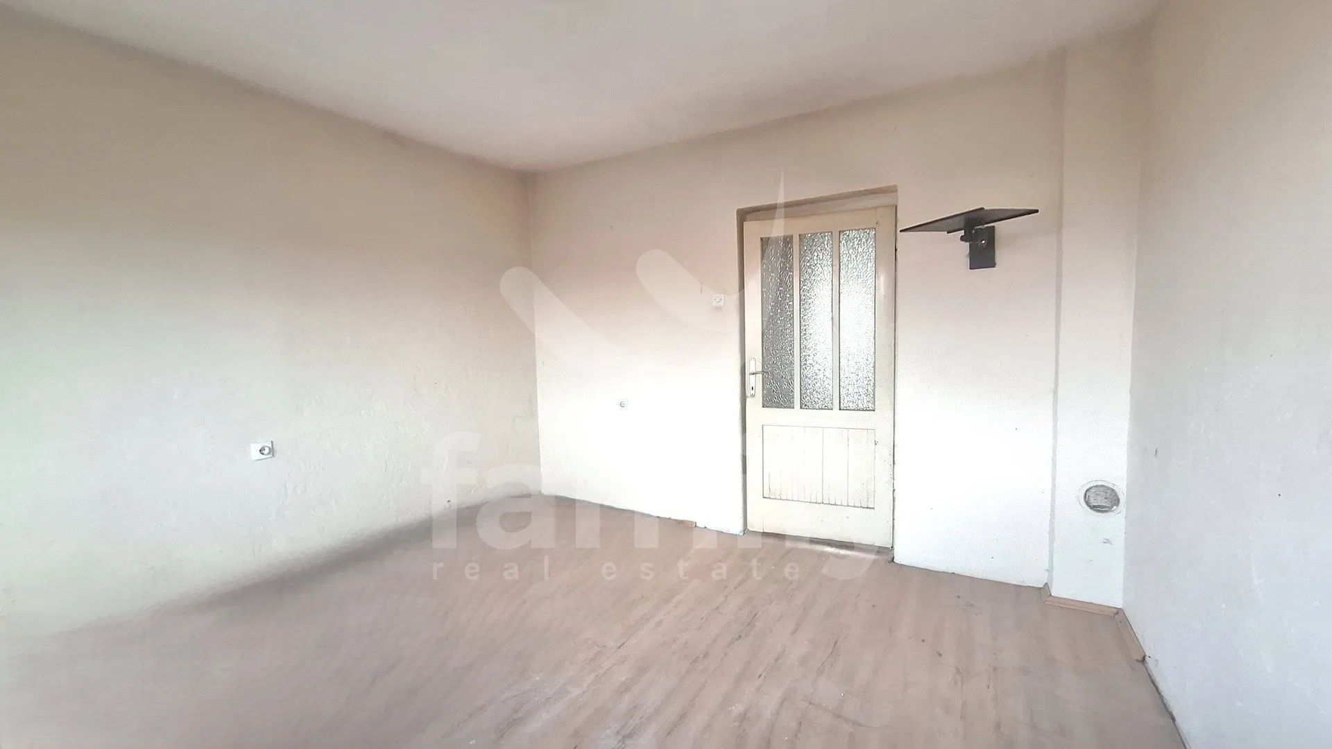 stan za renovaciju na veoma mirnoj lokaciji - slika 2