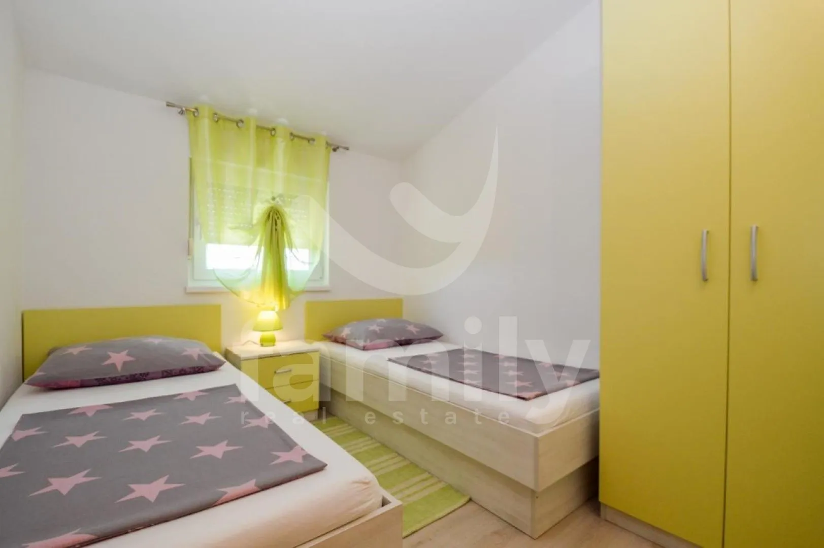 prostrana samostojeća kuća sa 5 apartmana i pogledom na more - slika 15