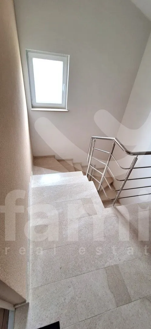 dvoetažni novi stan, pogled more i tri spavaće sobe - slika 11