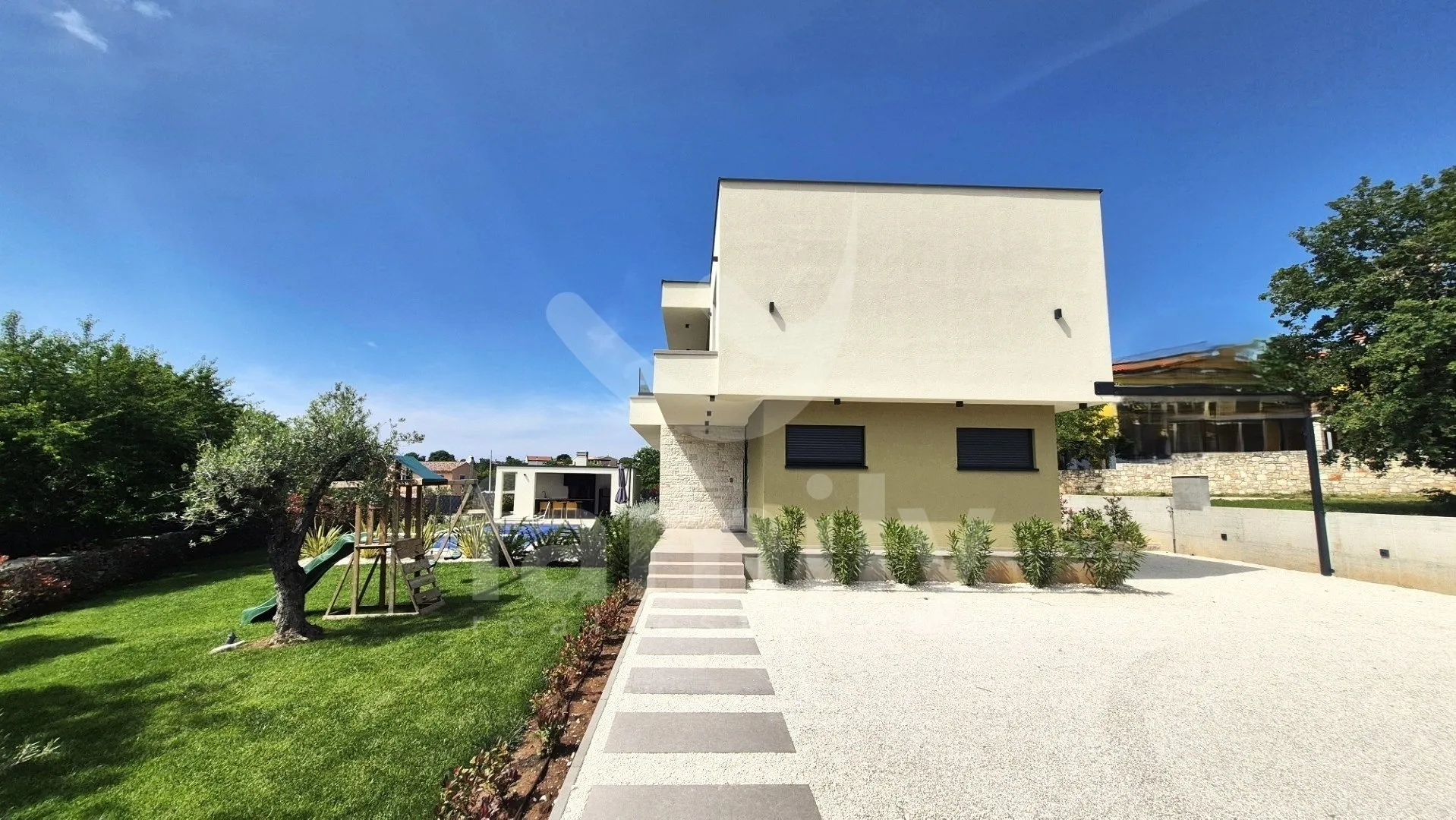 moderno opremljena vila sa bazenom na divnoj lokaciji - slika 4