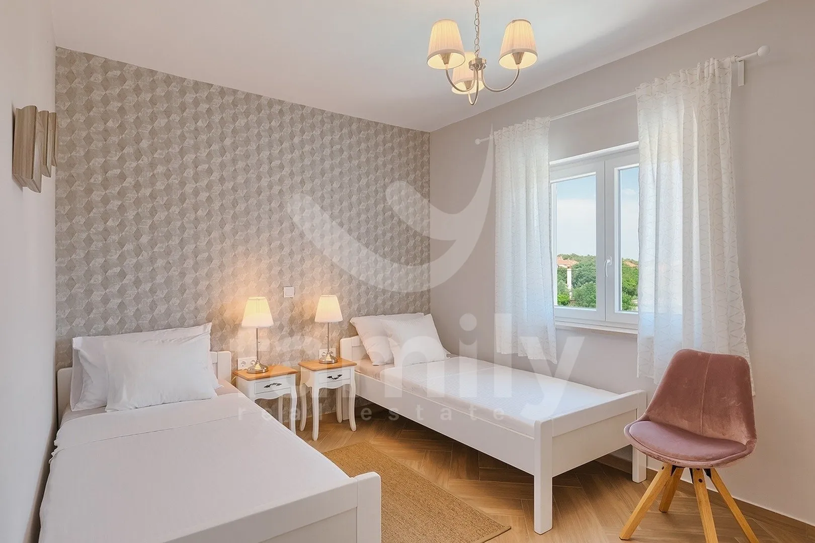 vila sa konobom i bazenom blizu plaže i grada - slika 14