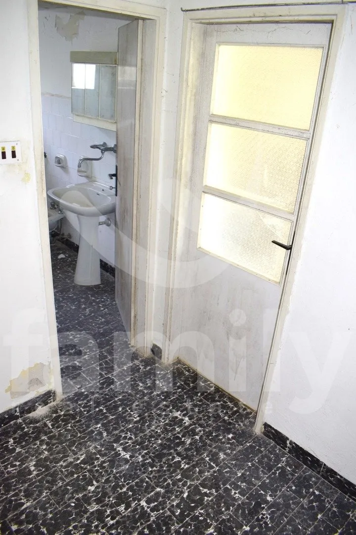 tri kamene kuće sa prostranom građevinskom okućnicom - slika 16