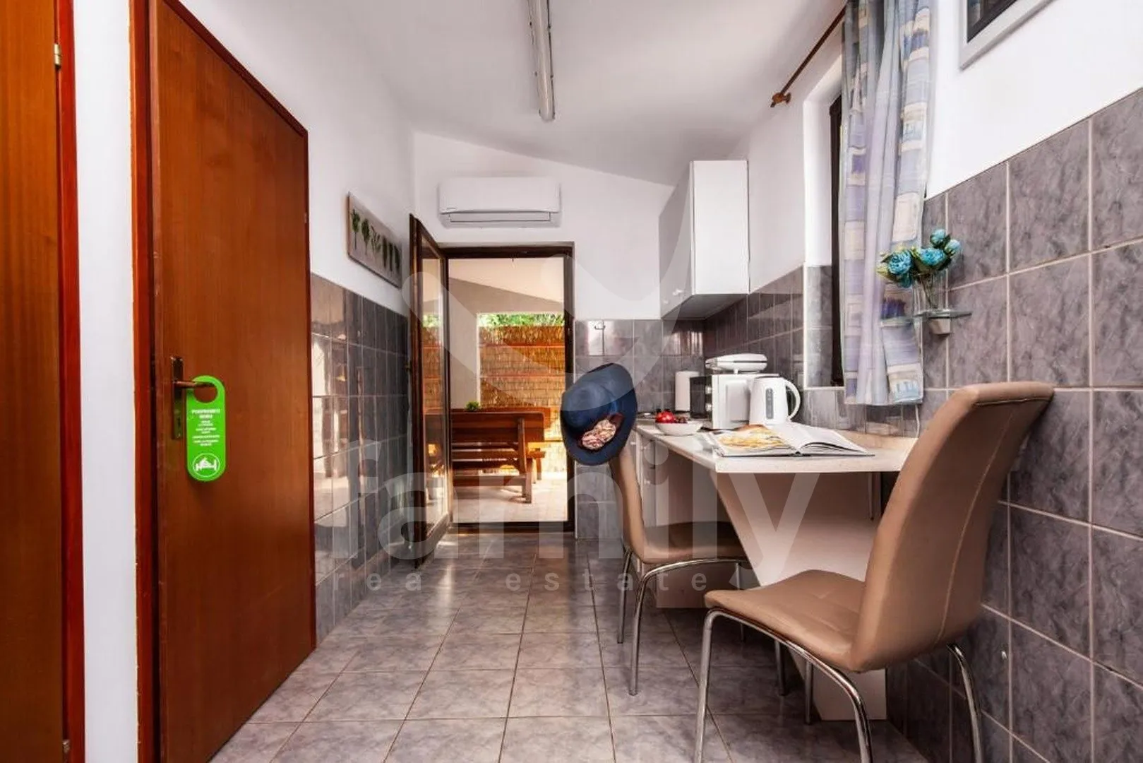 višestambena kuća sa dva poslovna prostora i apartmanima - slika 3