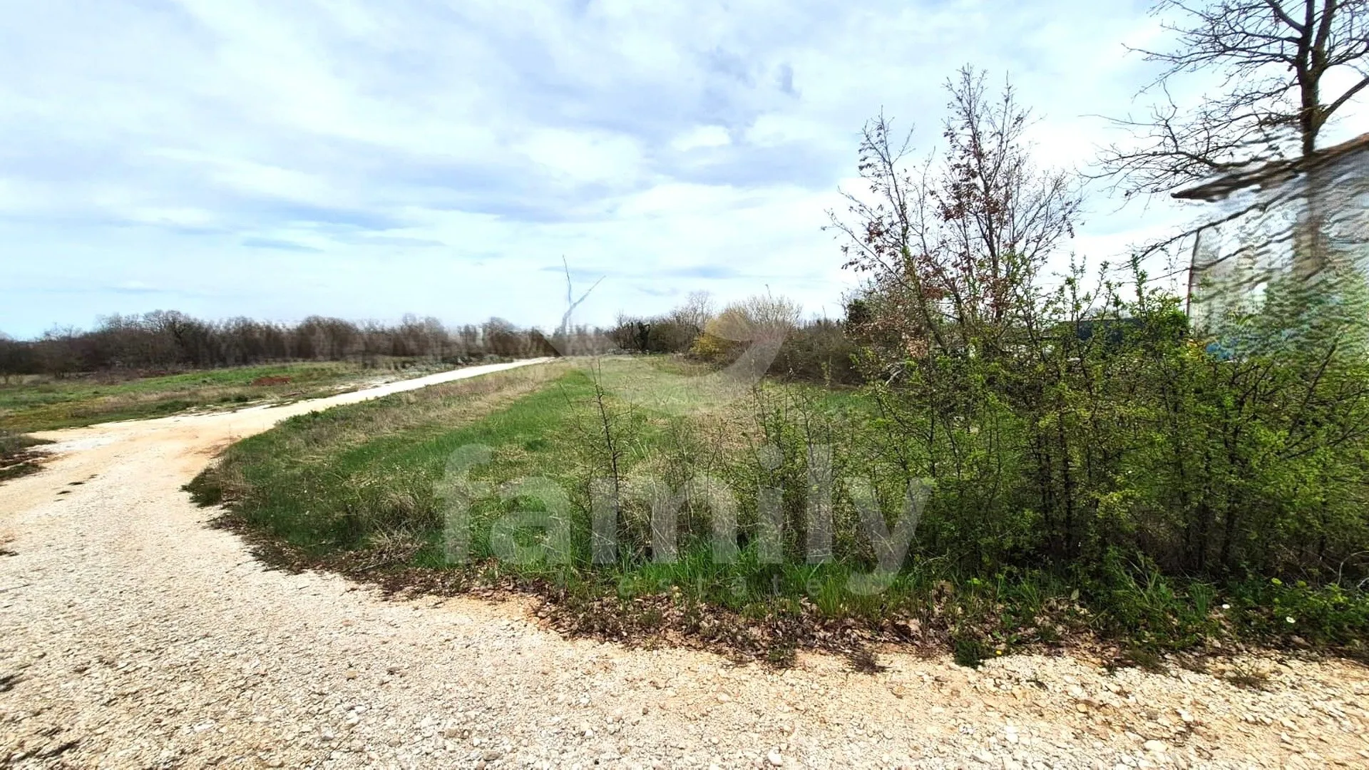 prodaja građevinskog zemljišta na mirnoj lokaciji - slika 5