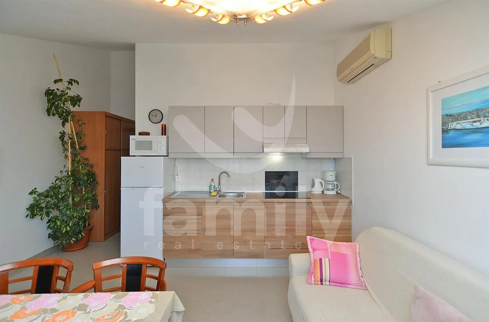 profitabilna apartmanska kuća sa bazenom i 6 stanova - slika 8
