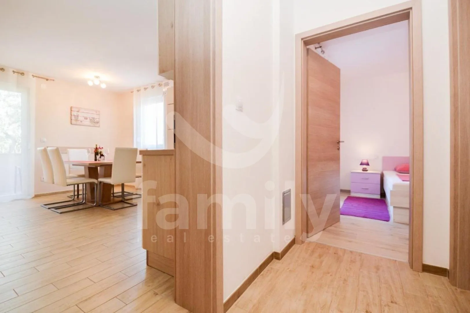 prostrana samostojeća kuća sa 5 apartmana i pogledom na more - slika 4
