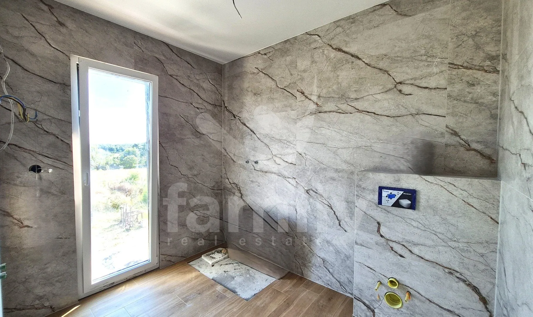visokokvalitetna moderna vila sa bazenom - slika 18