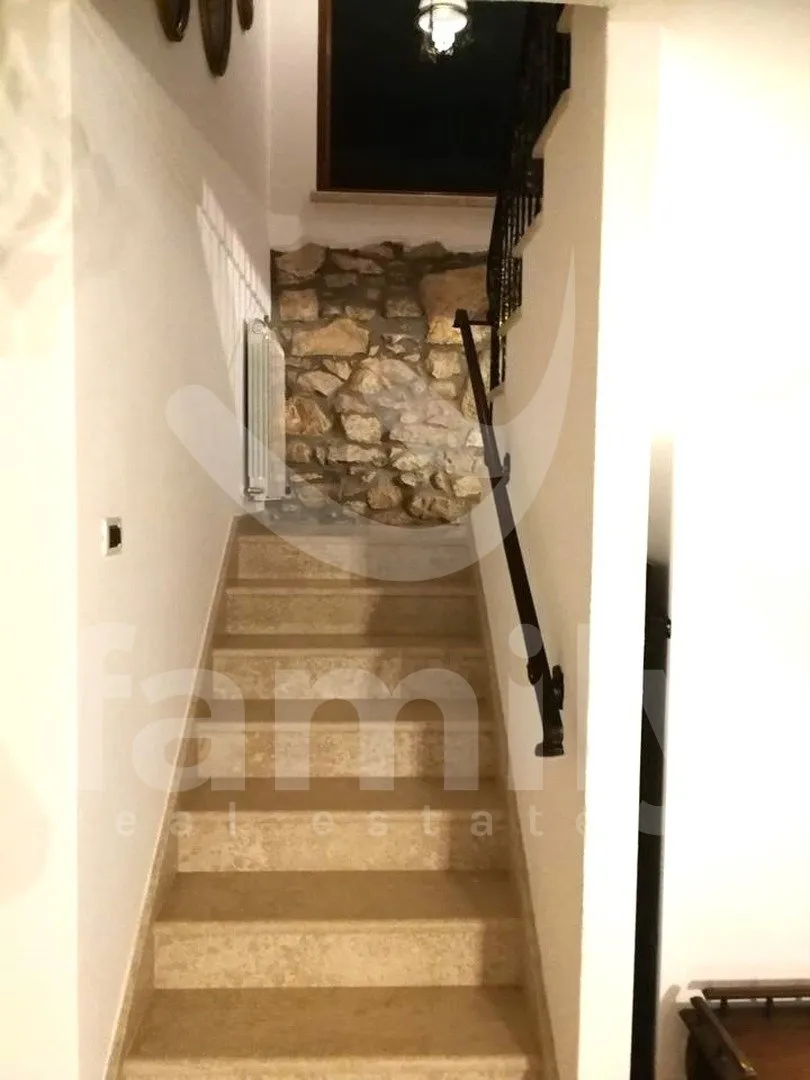 visokokvalitetna kamena vila sa bazenom i garažom - slika 25