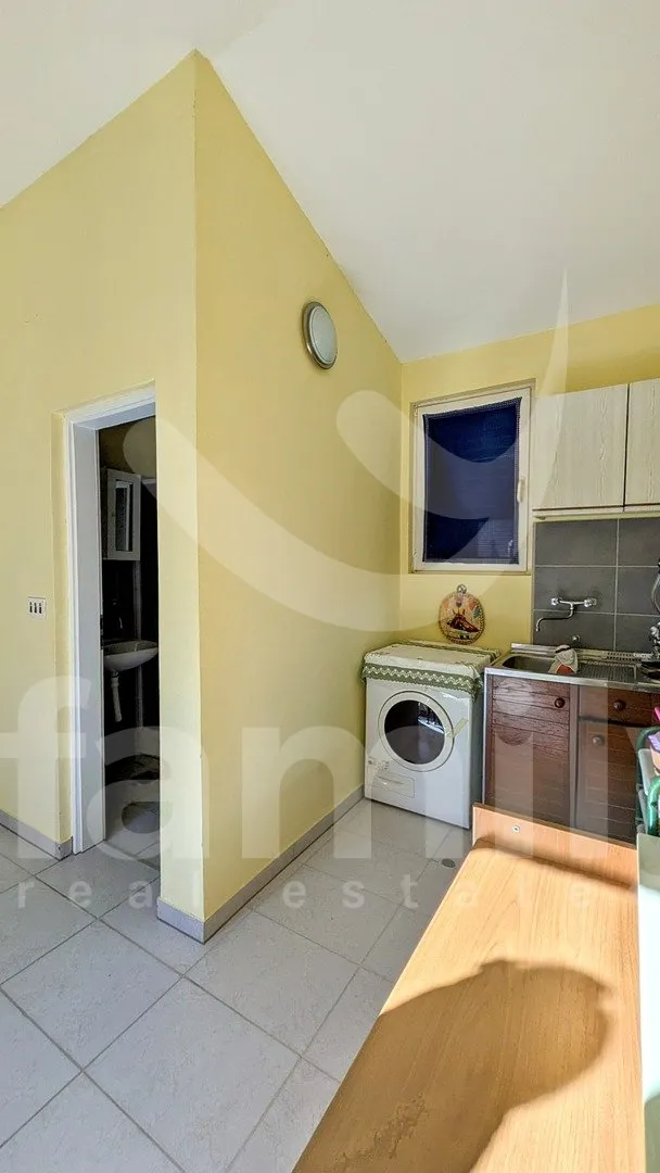 prodaja predivna kuća sa više apartmana i građevinskim zemljištem - slika 26