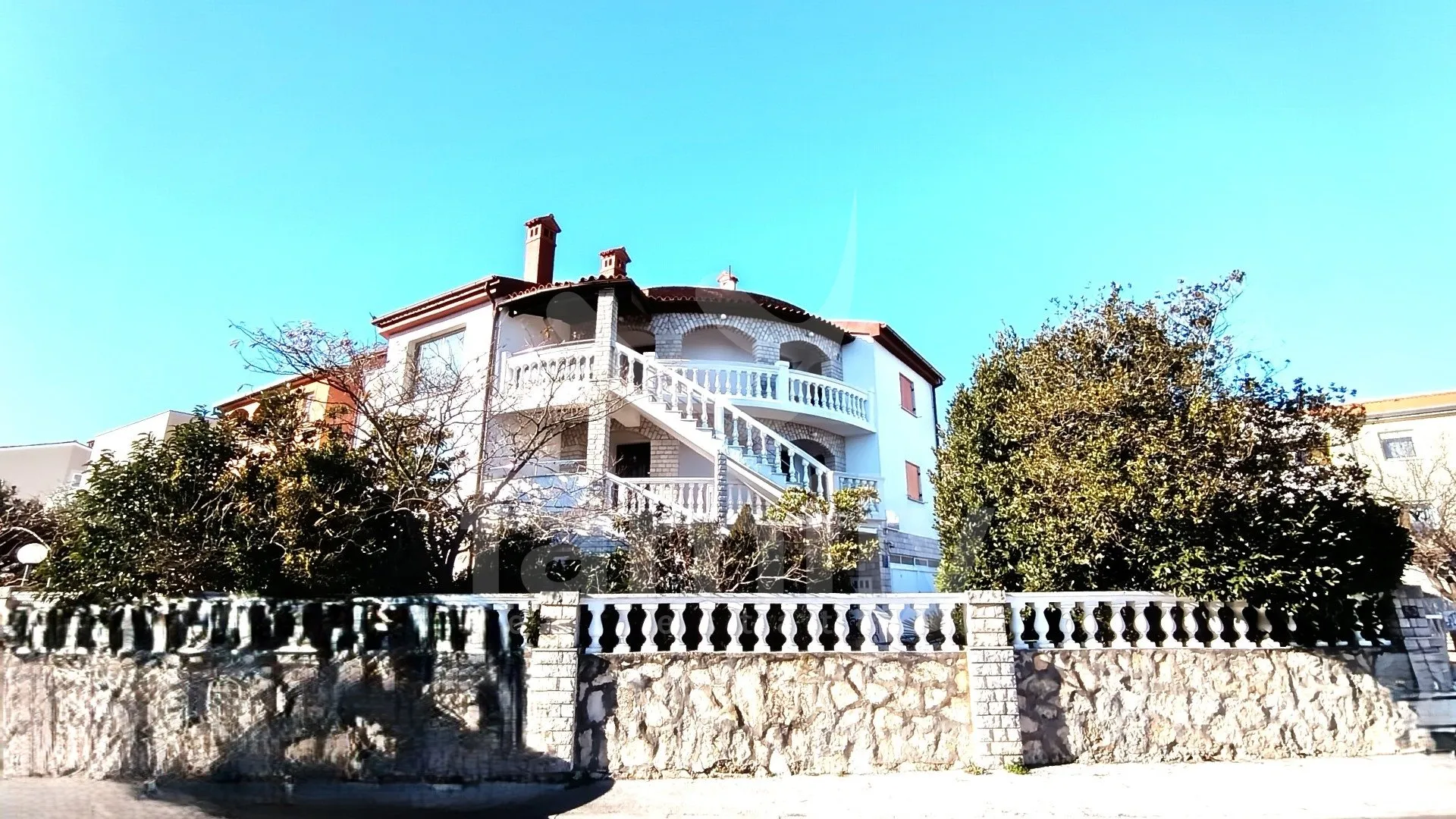 ekskluzivno prostrana vila sa bazenom na atraktivnoj lokaciji - slika 2