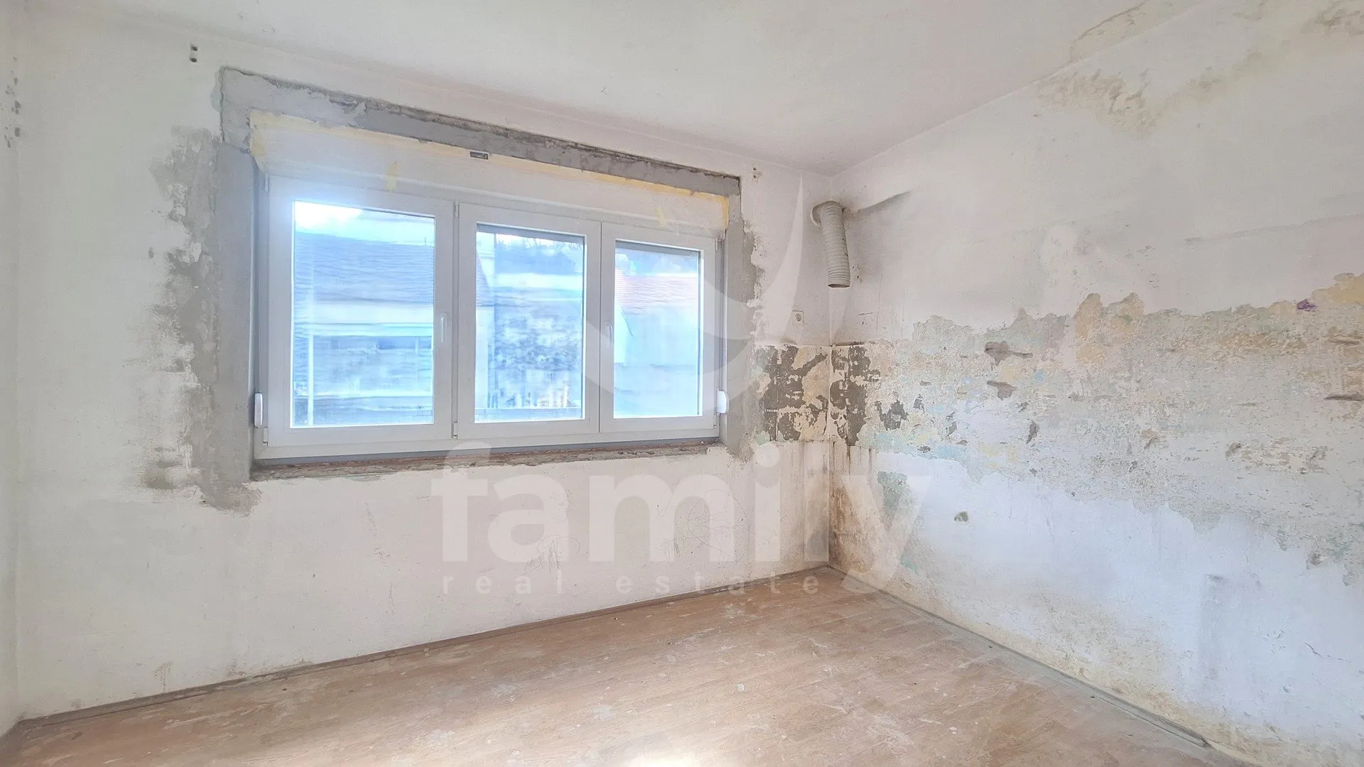 stan za renovaciju na veoma mirnoj lokaciji - slika 6