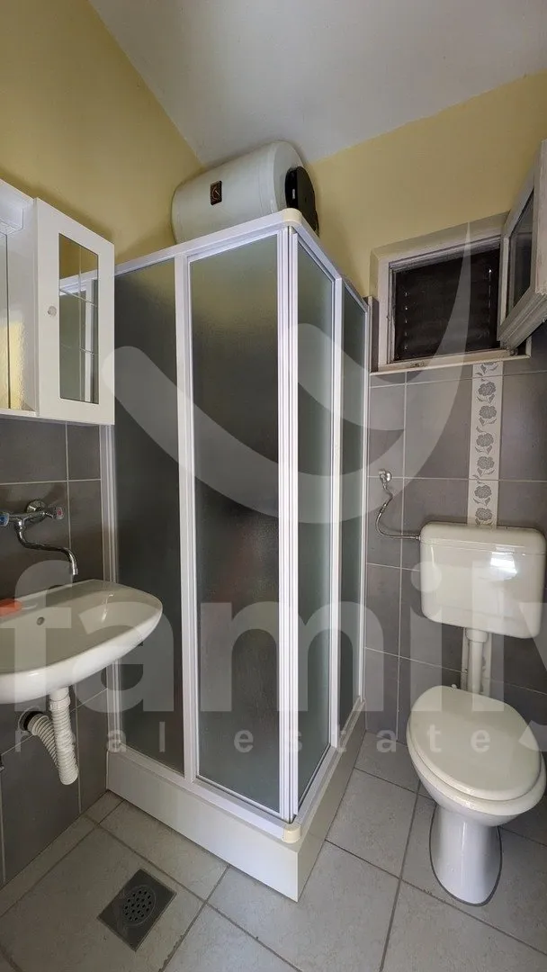 prodaja predivna kuća sa više apartmana i građevinskim zemljištem - slika 28