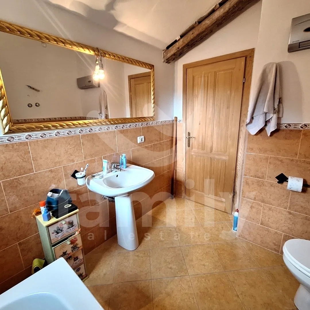 renovirana kamena kuća na odličnoj lokaciji - slika 8