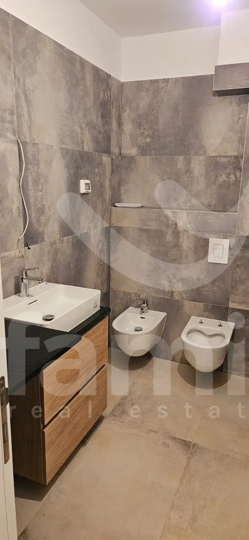 stan u novogradnji s bazenom, vrtom i garažom - slika 4