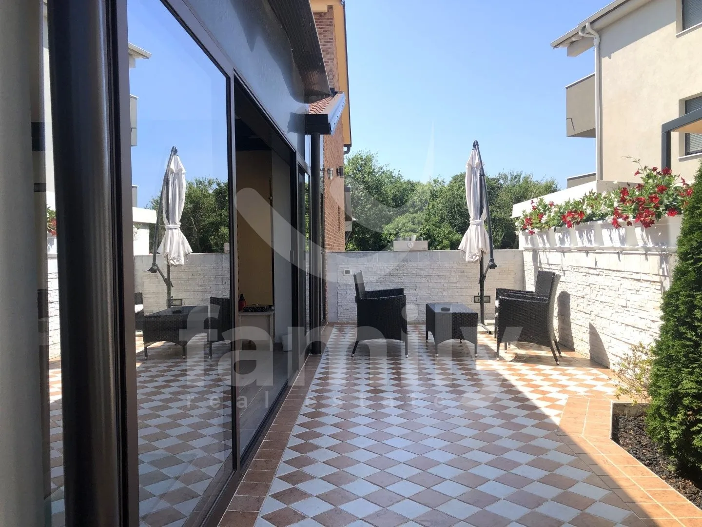prostrana moderna vila sa konobom blizu mora - slika 8