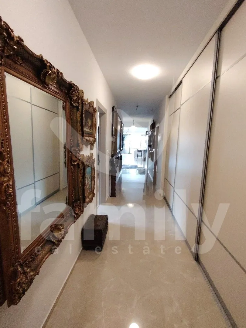 luksuzni dvoetažni penthouse prvi red do mora - slika 10