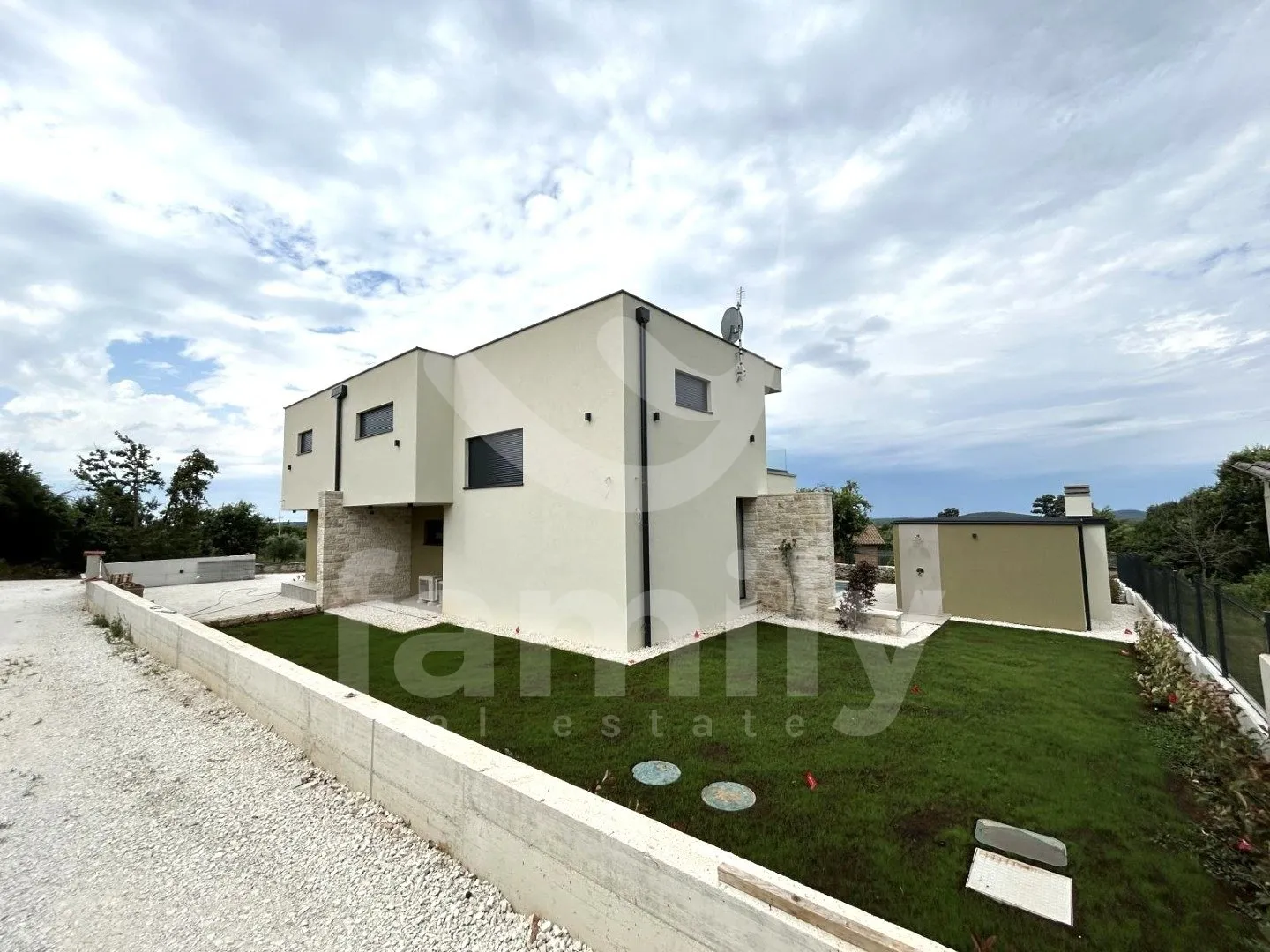 moderno opremljena vila sa bazenom na divnoj lokaciji - slika 11