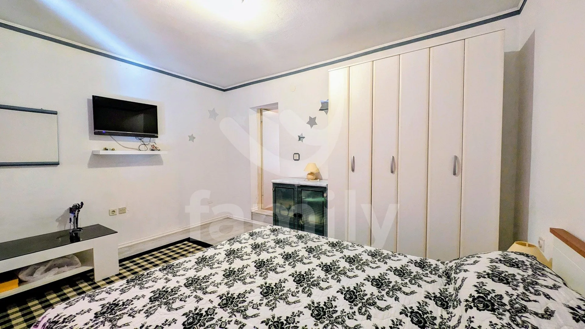 prodaja predivna kuća sa više apartmana i građevinskim zemljištem - slika 17