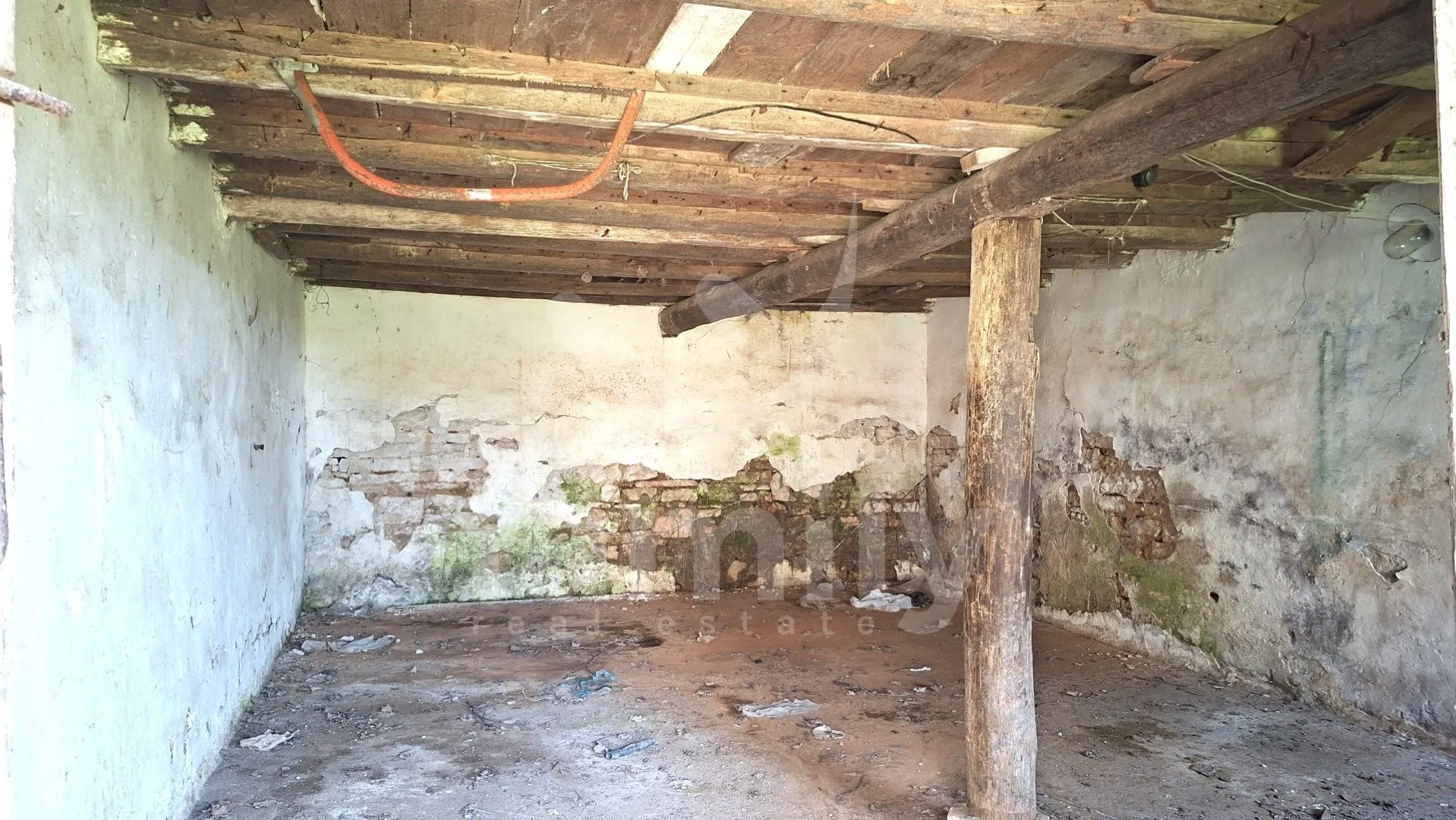 prodaja obiteljske kuće za adaptaciju na mirnoj lokaciji - slika 9