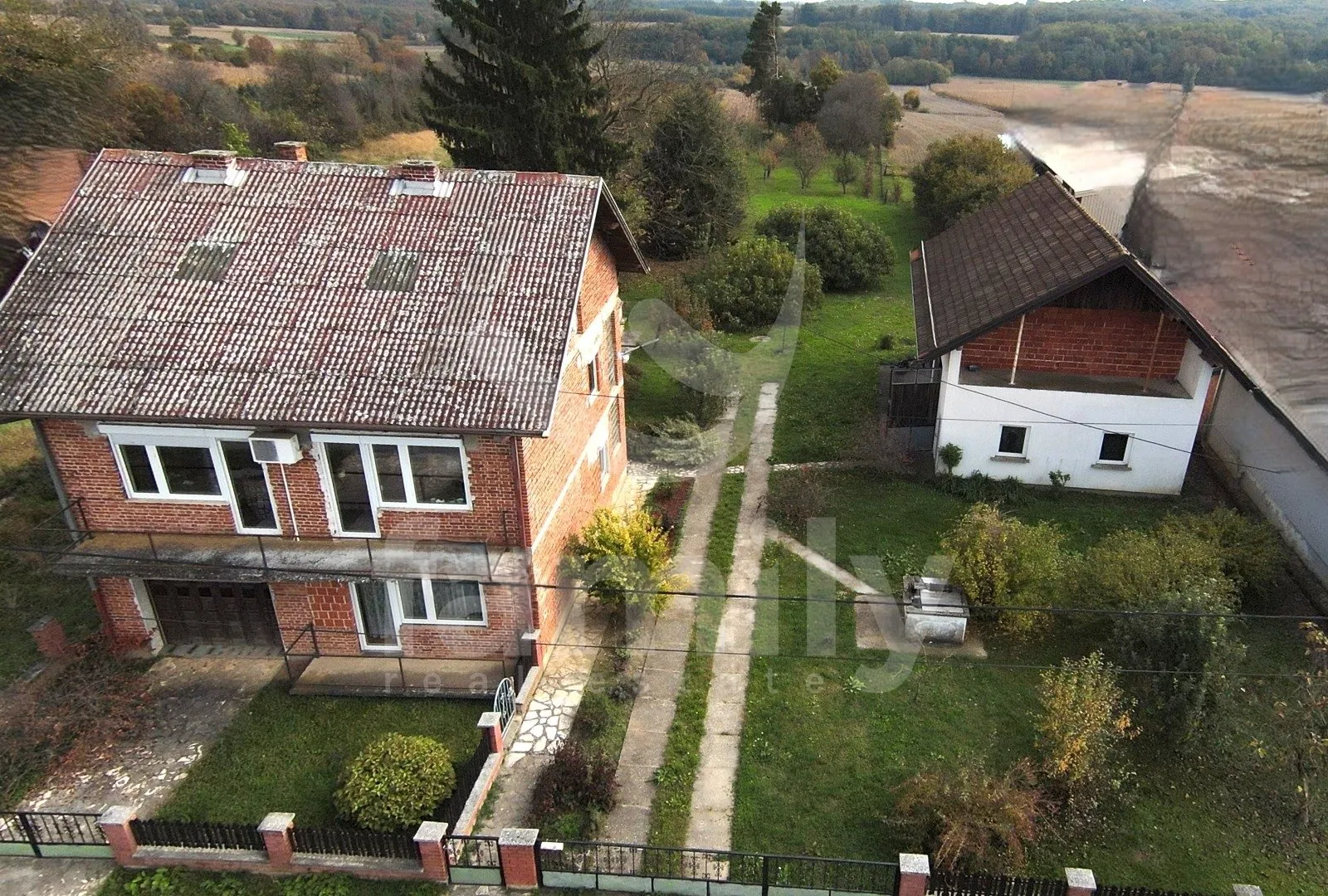 prodaja prostrane obiteljske kuće s velikim imanjem - slika 2