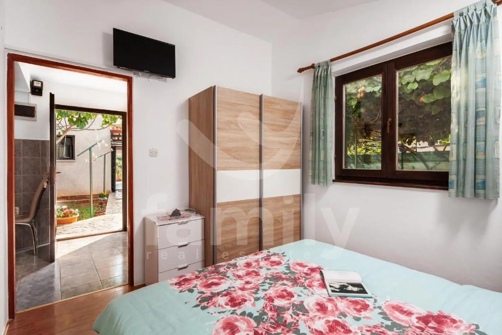 višestambena kuća sa dva poslovna prostora i apartmanima - slika 7