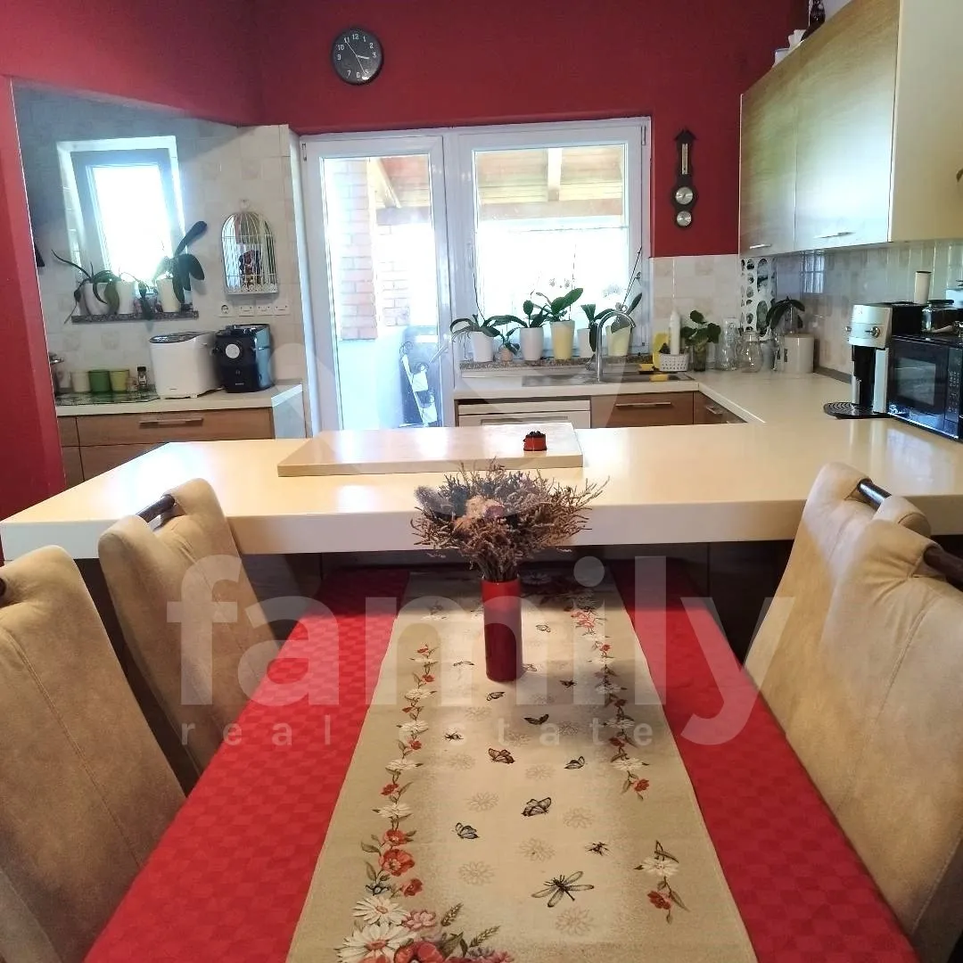 profitabilna apartmanska kuća sa bazenom i 6 stanova - slika 24