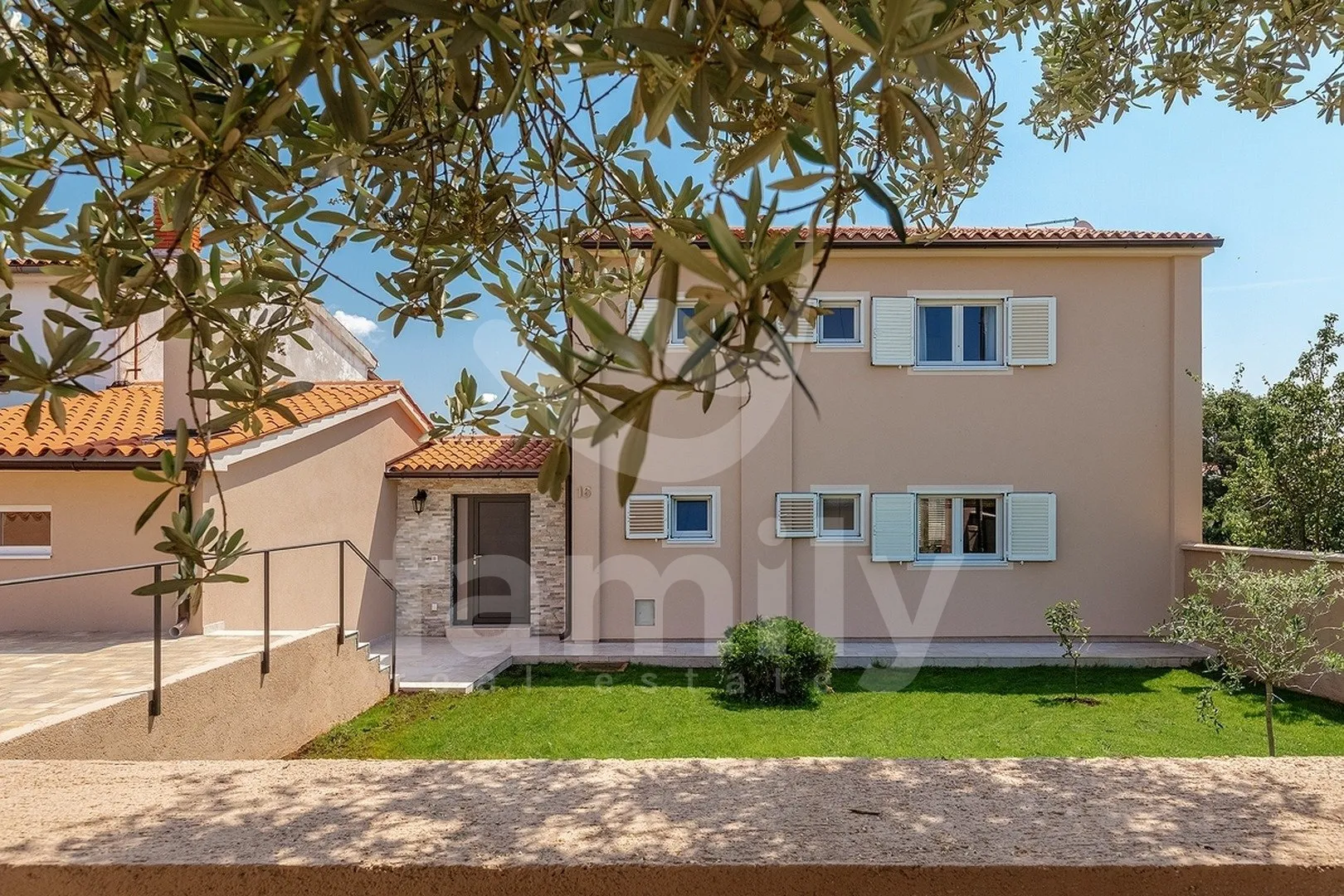 vila sa konobom i bazenom blizu plaže i grada - slika 28