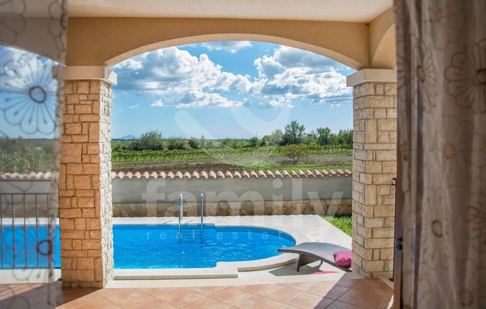 kamena villa sa bazenom i pogledom na prirodu - slika 12