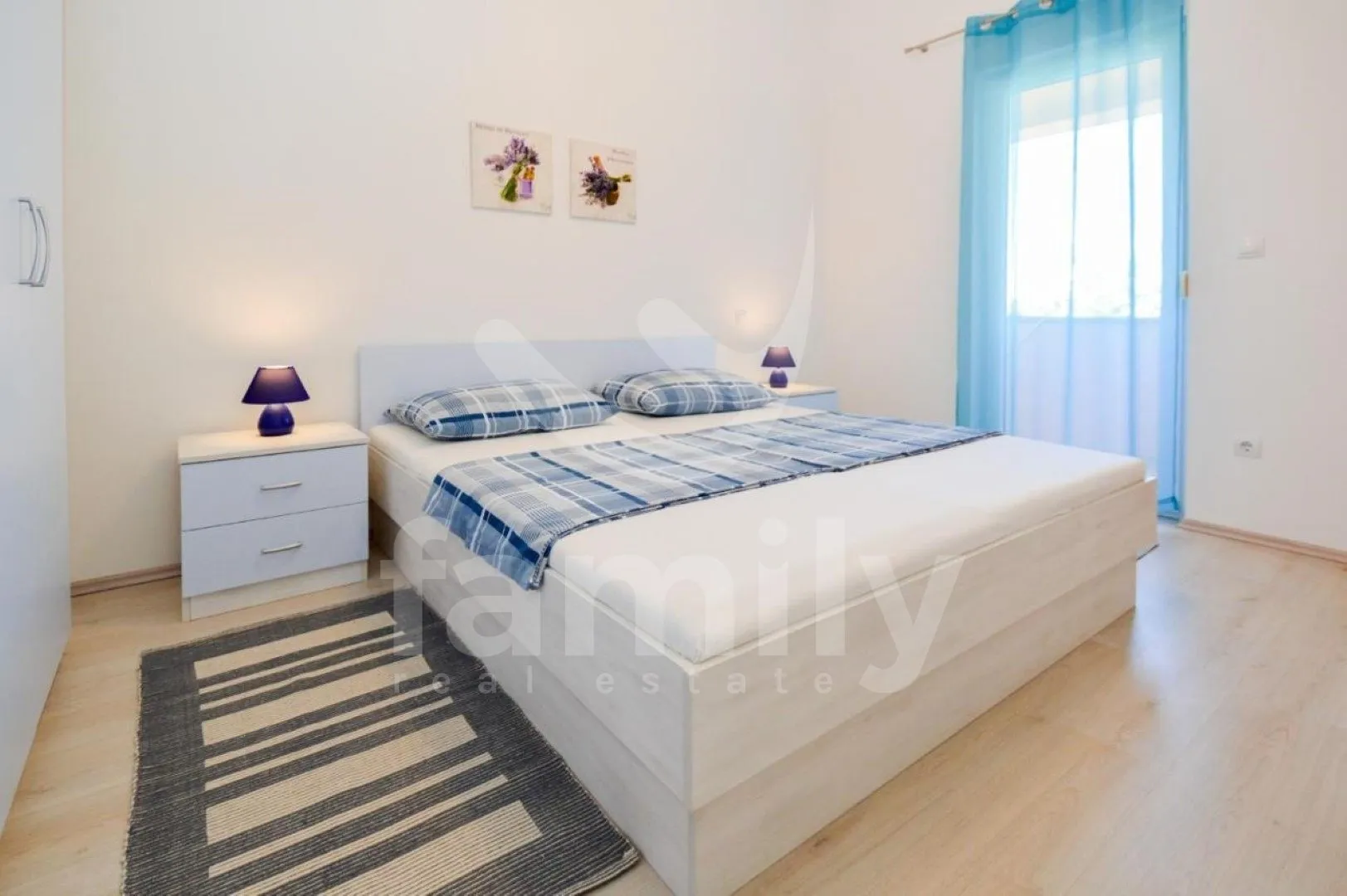 prostrana samostojeća kuća sa 5 apartmana i pogledom na more - slika 17