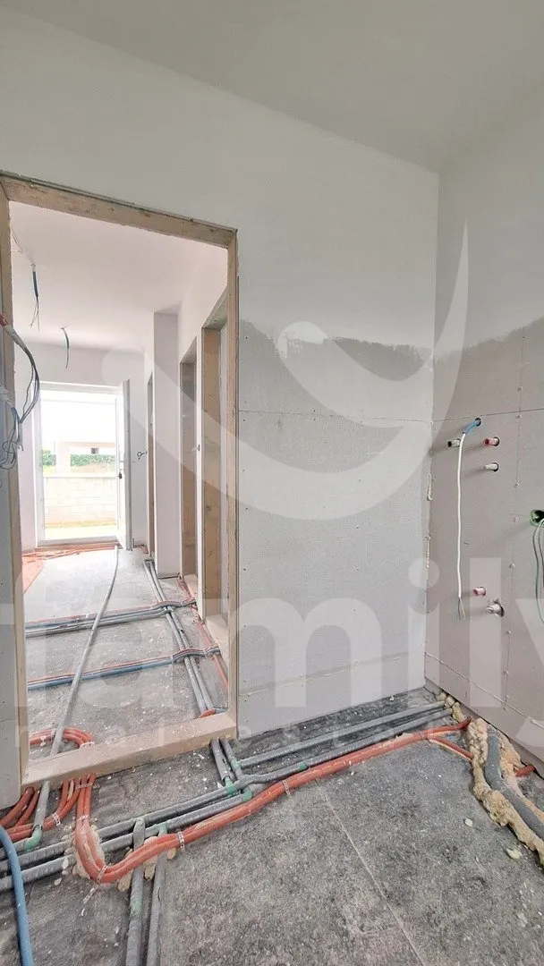 moderna kuća u mirnom i novom naselju u puli - slika 10