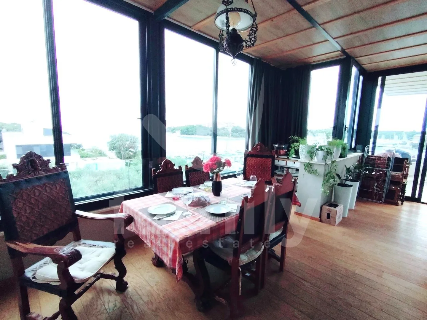 luksuzni dvoetažni penthouse prvi red do mora - slika 18