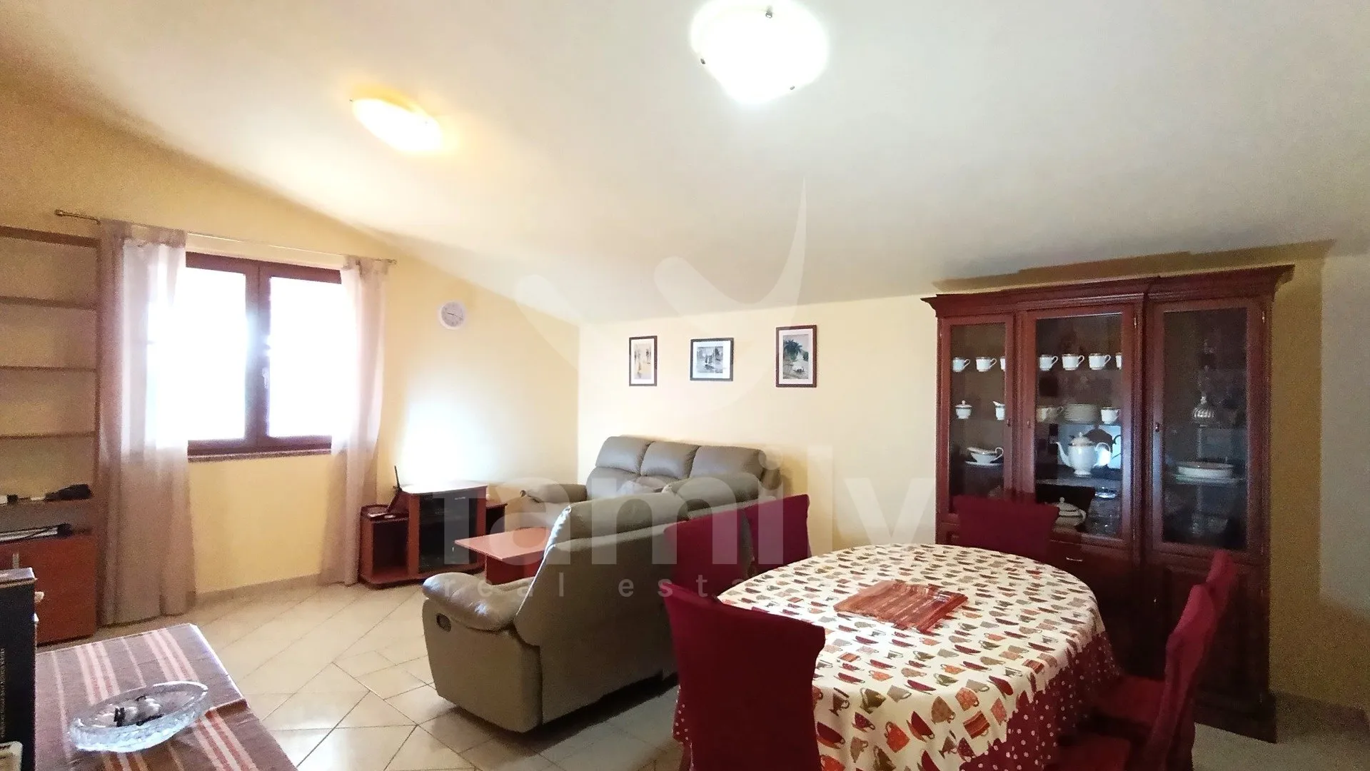 Renovirana Kuća U Prigradskom Naselju Pule - Pula