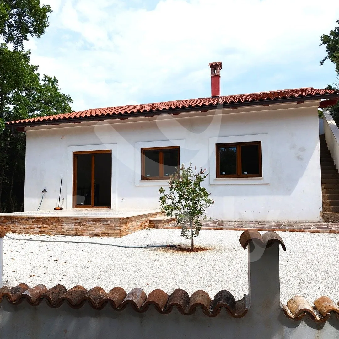 nova samostojeća prizemnica okružena prirodom - slika 17