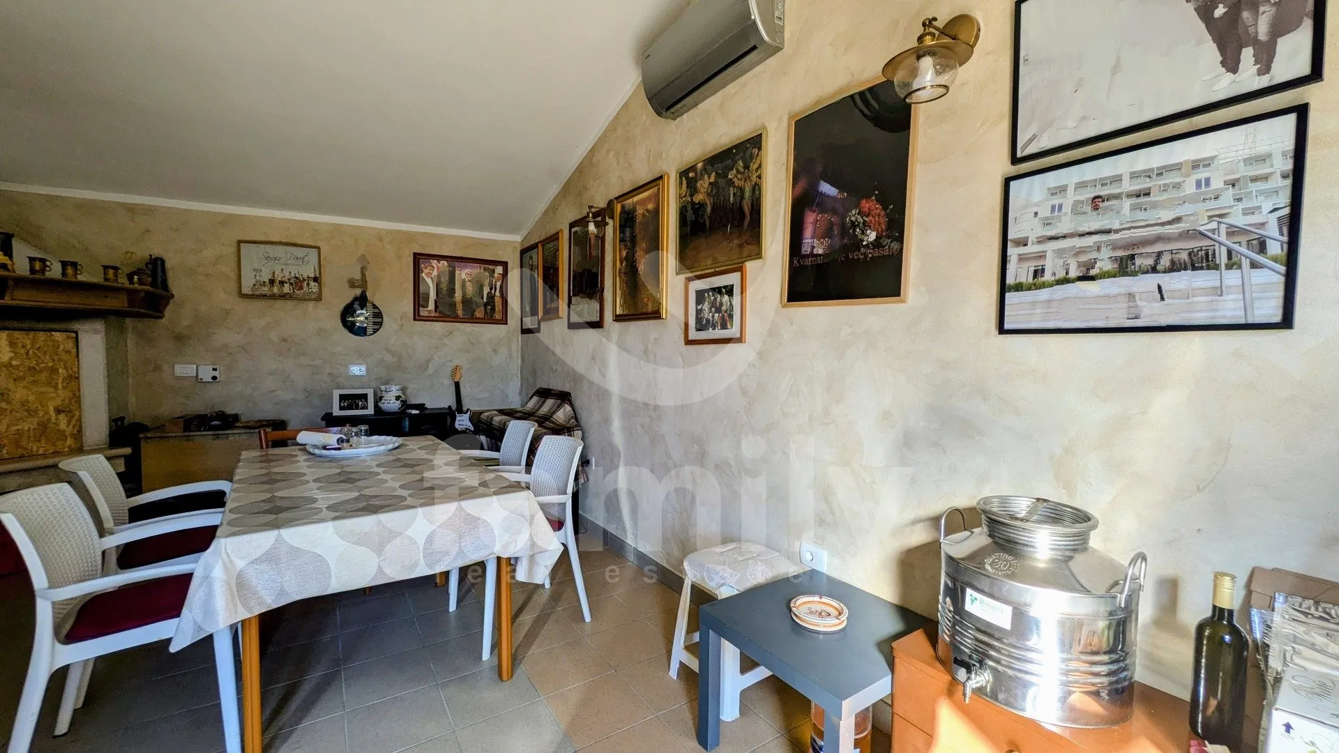 prodaja predivna kuća sa više apartmana i građevinskim zemljištem - slika 23