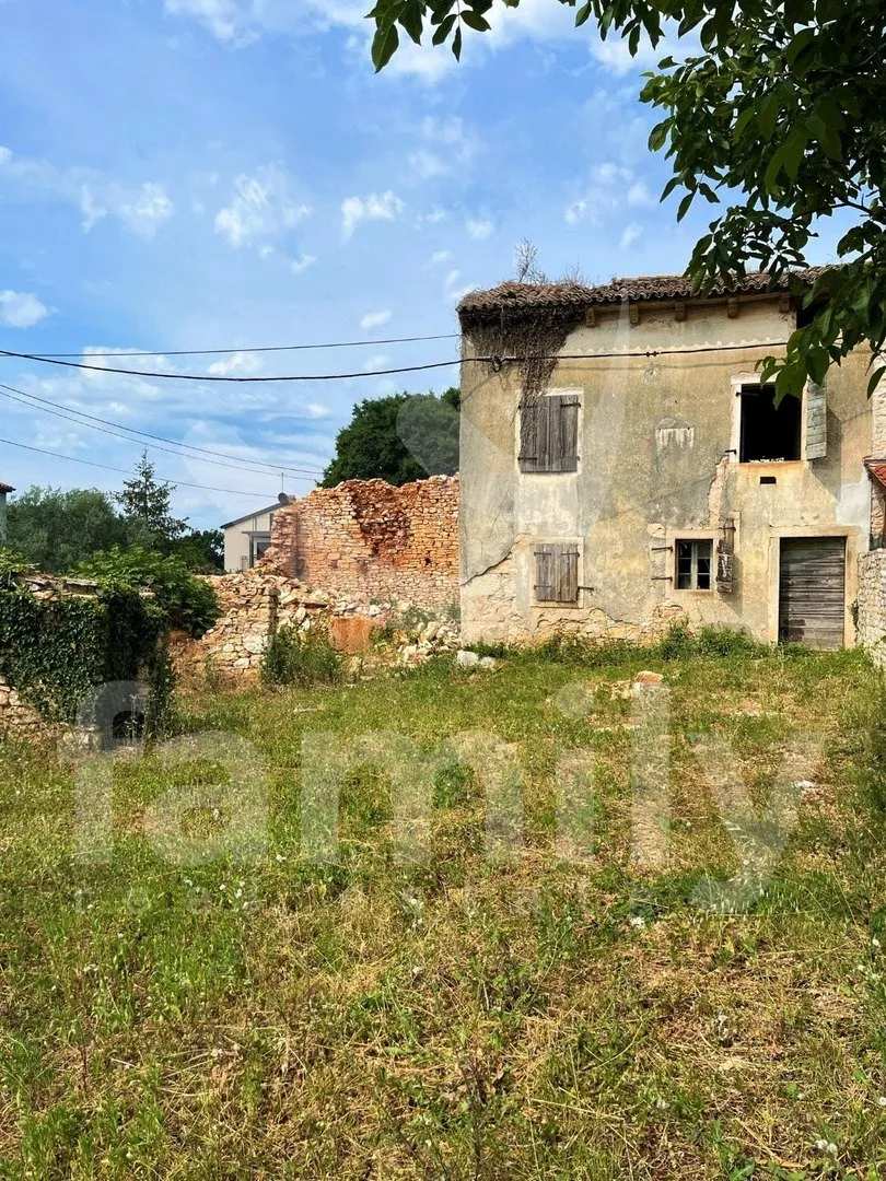 kamena kuća sa prostranom građevinskom okućnicom - slika 6
