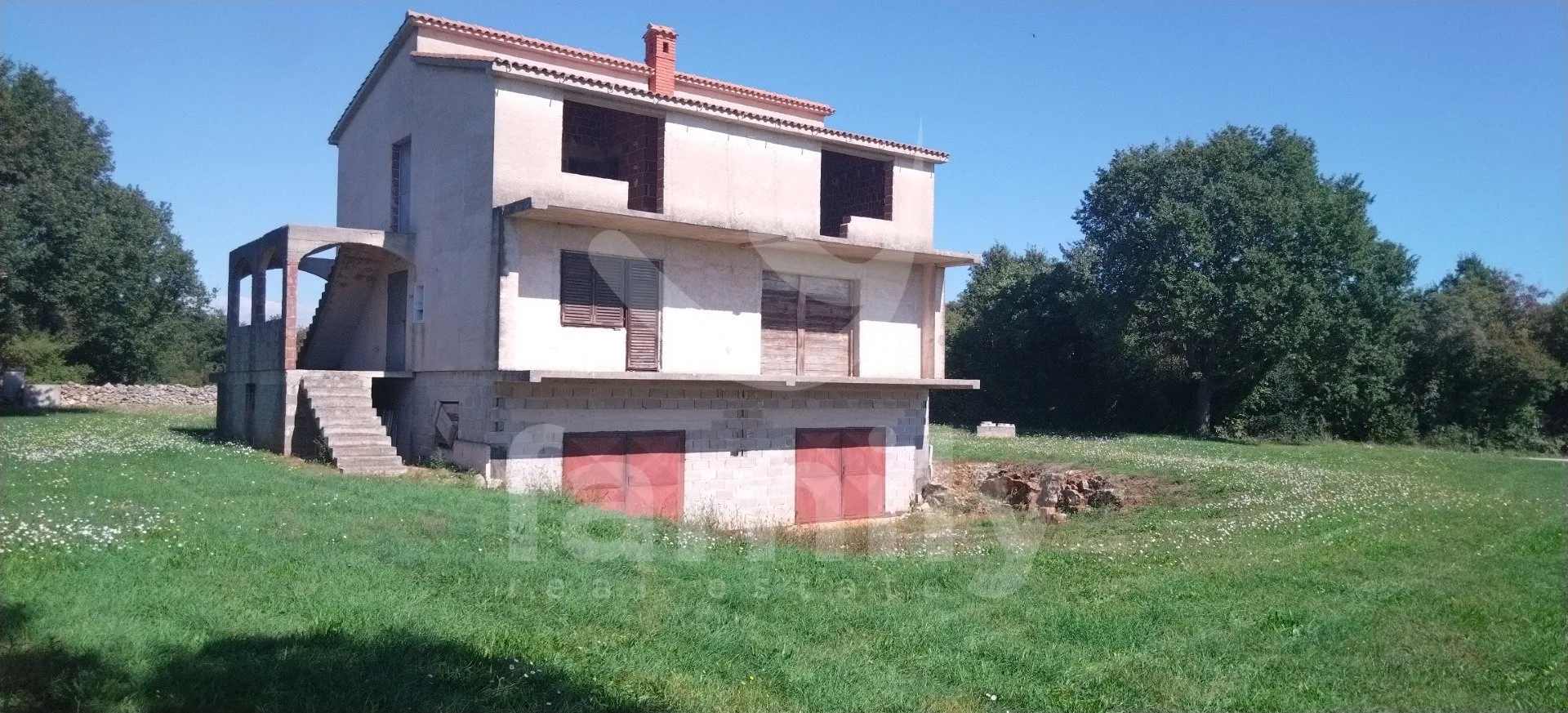 Kuća U Roh Bau Fazi Sa Prostranom Okućnicom - Ližnjan